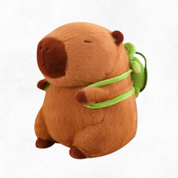 capybara de peluche con su mochila pegada a la espalda